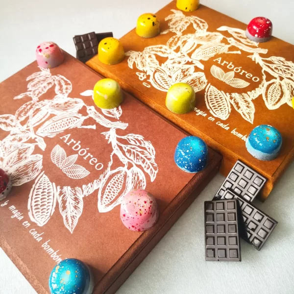 Estuche de Madera con 24 Bombones de Chocolate Rellenos en Bolsa Regalo - Imagen 4